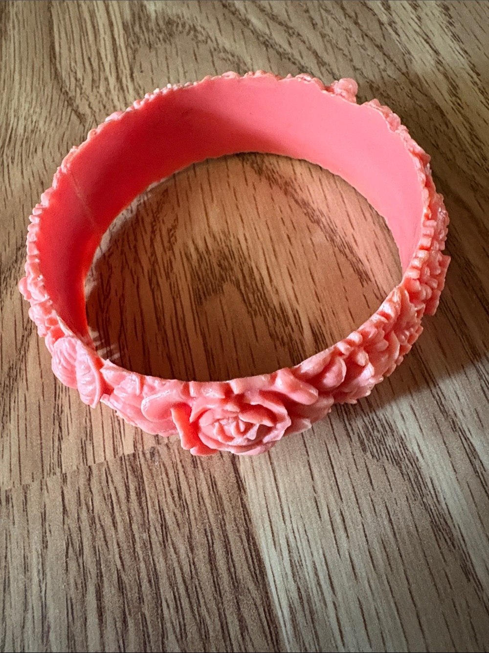 VINTAGE CORAL DETAILED CARVED FLORAL RESIN BANGLE BRACELET - Picture 3 of 8